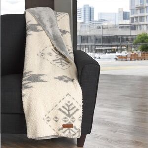 Pendleton Cozy Cream and Gray Sherpa Throw Blanket 50x70